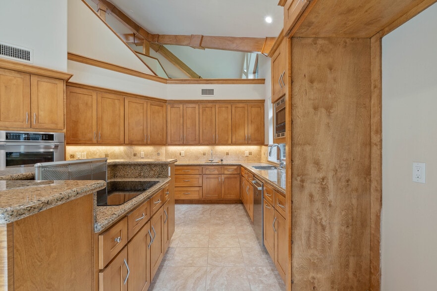 More Photos Of 16621 Hereford Dr, Tomball Flex For Sale