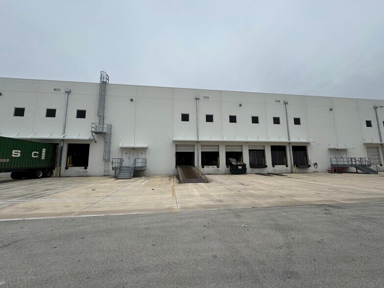 More Photos Of 8565 W 44th Ave, Hialeah Warehouse For Lease