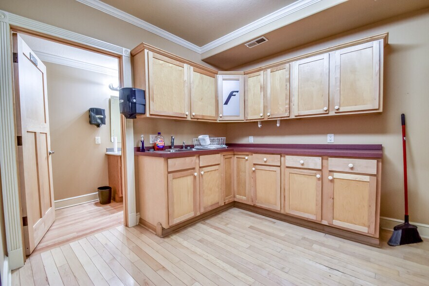 More Photos Of 4199 Main St, Perry Flex For Sale