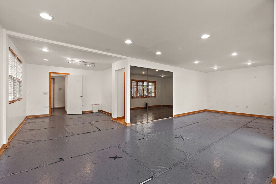More Photos Of 6401 W 107th St, Worth Freestanding For Sale
