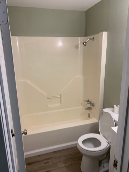 More Photos Of 2001 E 20th St, Hooks Apartments For Sale