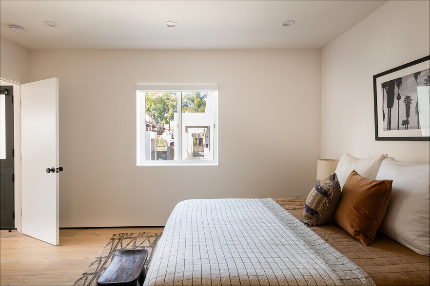 More Photos Of 2016-2022 N Vista del Mar Ave, Los Angeles Apartments For Sale