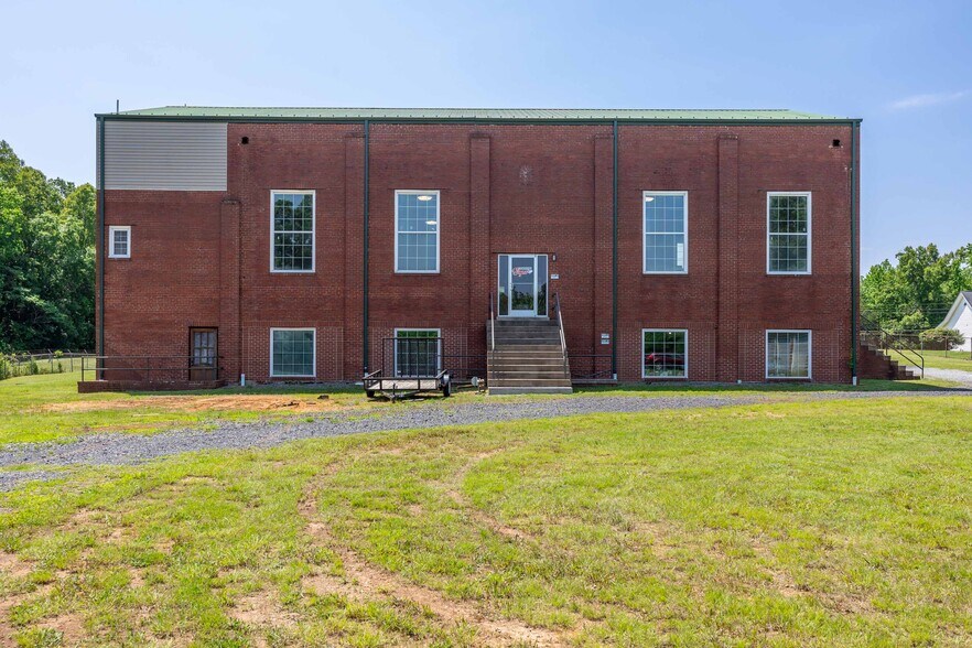 More Photos Of 217 E Aiken Rd, Eden Showroom For Lease