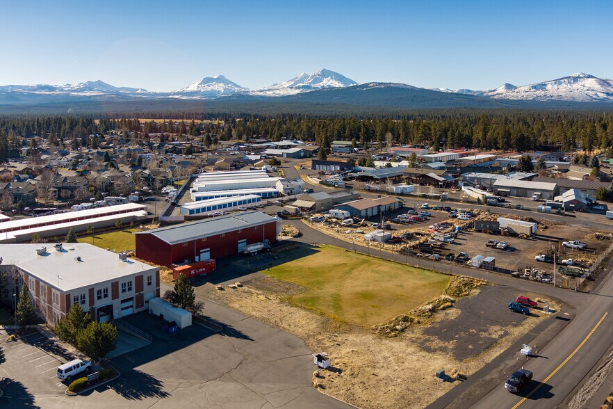 More Photos Of 265-275 W Barclay Dr, Sisters Distribution For Lease