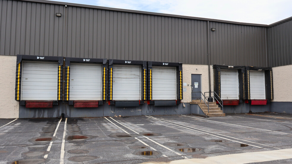 More Photos Of 300 Russell Dr, Middletown Warehouse For Lease