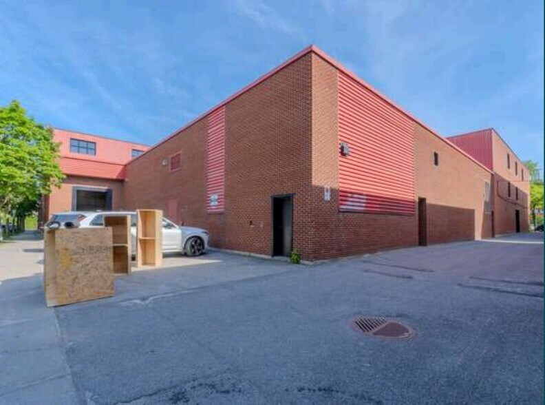 More Photos Of 6674 Av De L'esplanade, Montréal Industrial For Lease