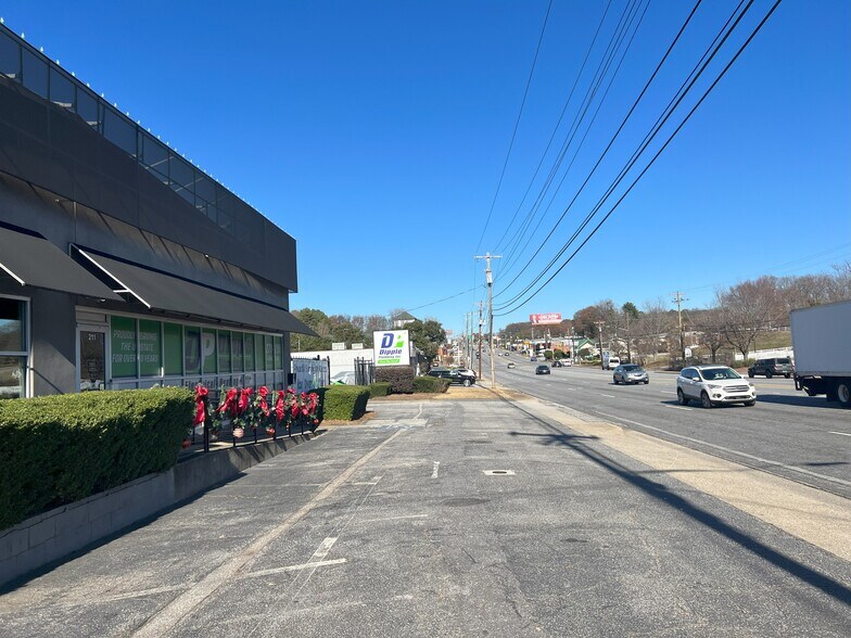 More Photos Of 211 N Pleasantburg Dr, Greenville Light Manufacturing For Lease