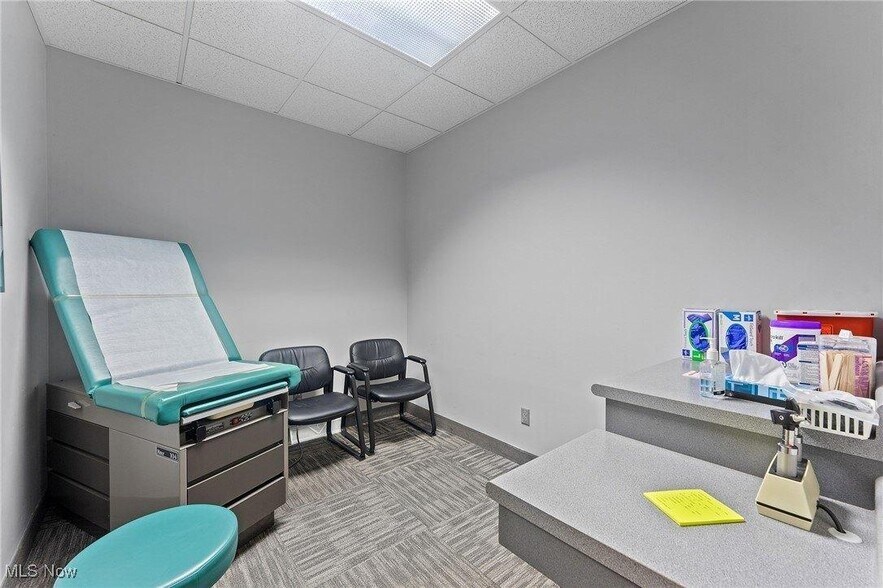 More Photos Of 925 Trailwood Dr, Youngstown Medical For Sale