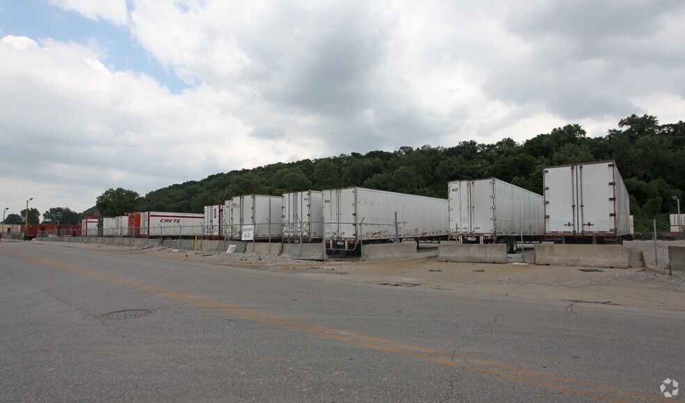 Primary Photo Of 2101 Guinotte Ave, Kansas City Contractor Storage Yard For Lease