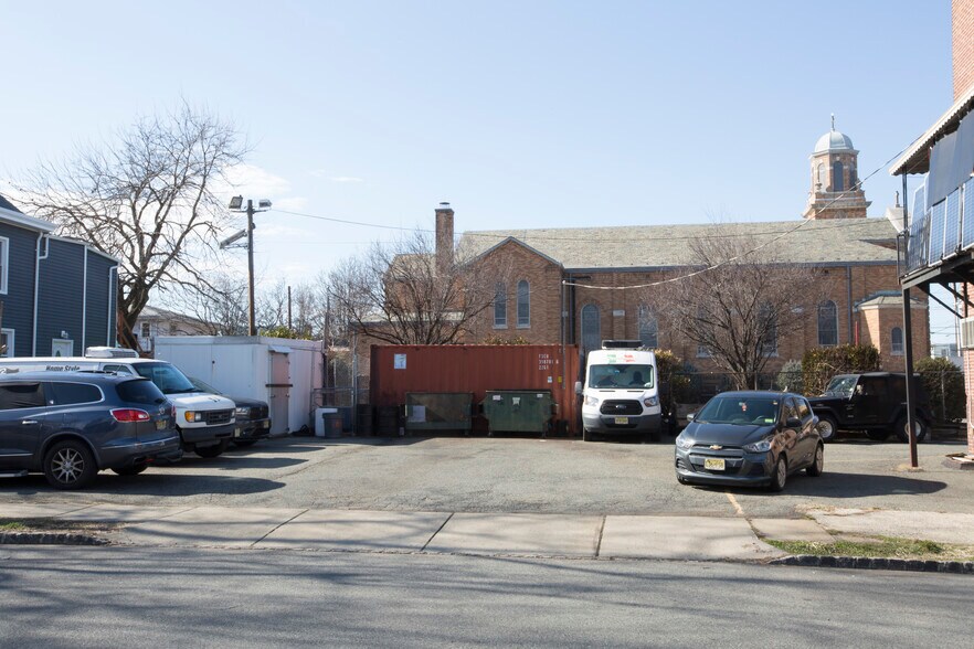 More Photos Of 49 Franklin St, Belleville General Retail For Sale