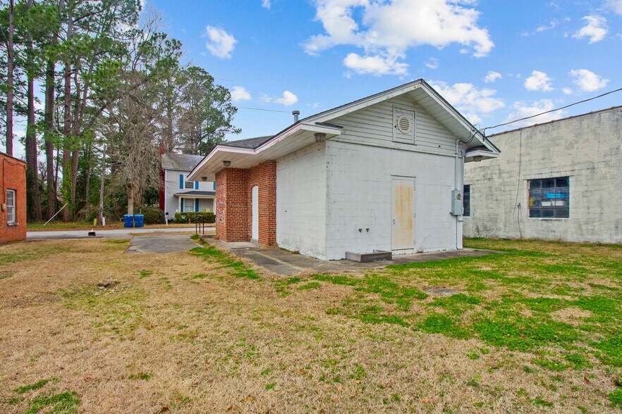 More Photos Of 470 N 4th St, Aurora Freestanding For Sale