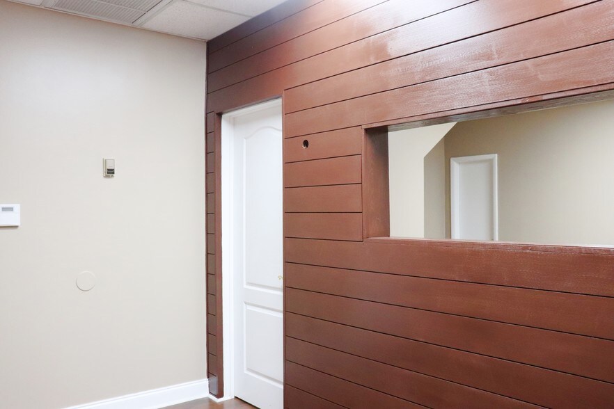 More Photos Of 2441 NW 93rd Ave, Miami Showroom For Sale