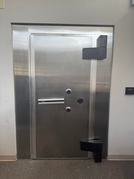 More Photos Of 600 6th Ave, Saint Albans Office For Sale