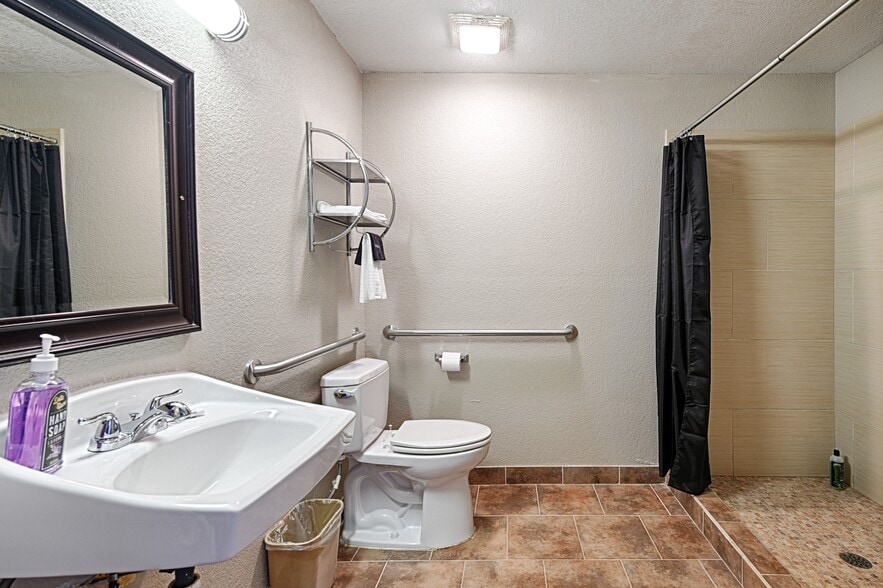 More Photos Of 110 S Main, Dilley Hotel For Sale