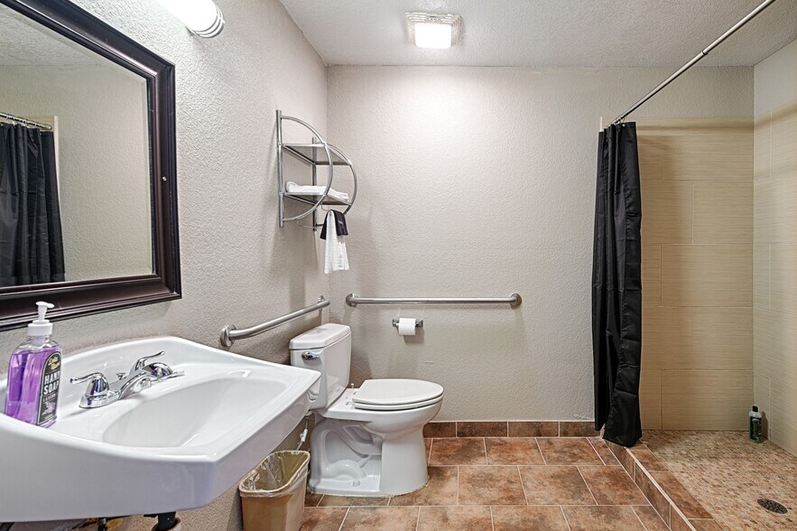 More Photos Of 110 S Main, Dilley Hotel For Sale