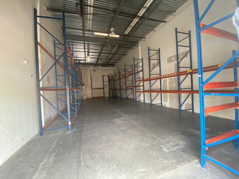 More Photos Of 7575 Kingspointe Pky, Orlando Showroom For Lease