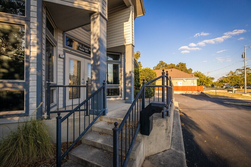 More Photos Of 515 E Court St, Seguin Office Residential For Lease