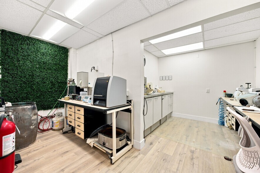 More Photos Of 610-618 NE 124th St, North Miami Office For Sale