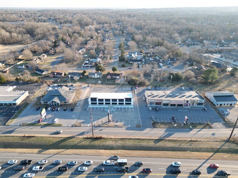 More Photos Of 267 Stone Crossing Dr, Clarksville Storefront For Lease