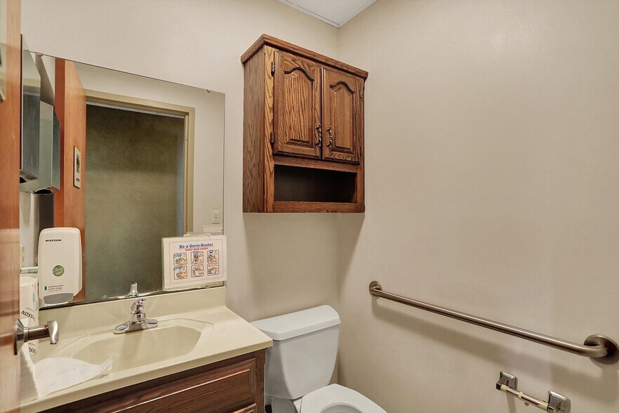 More Photos Of 711 W Gardner Dr, Marion Medical For Sale
