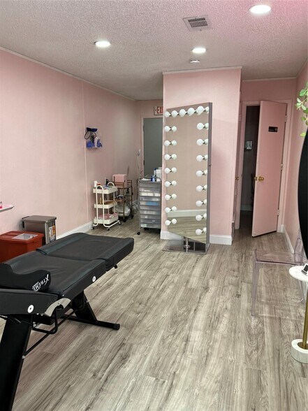 More Photos Of 300-324 Jim Wright Fwy, Fort Worth Storefront For Sale