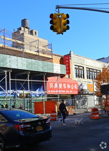 Primary Photo Of 292 Grand St, New York Storefront For Lease