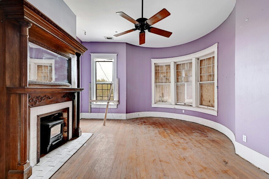 More Photos Of 709 N Lexington St, Manor Specialty For Sale