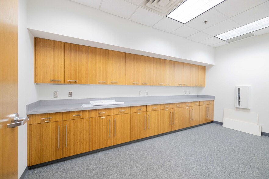 More Photos Of 640 Avis Dr, Ann Arbor Flex For Sale