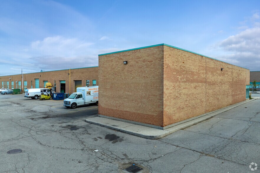 More Photos Of 2420 Lucknow Dr, Mississauga Light Distribution For Lease