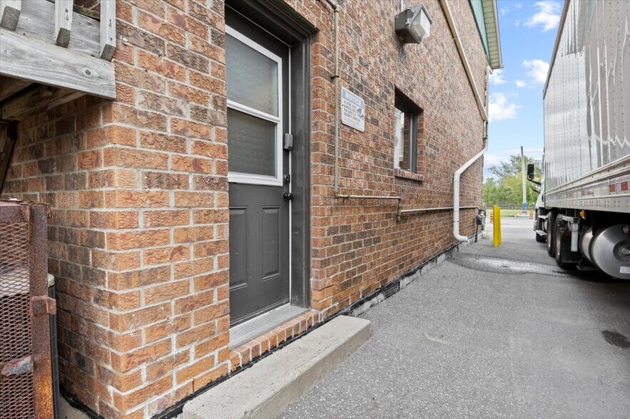 More Photos Of 48-56 Water St, Port Perry Storefront For Lease