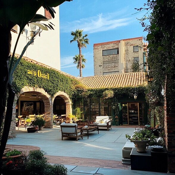 More Photos Of 1655 N La Brea Ave, Los Angeles Storefront Retail Office For Lease