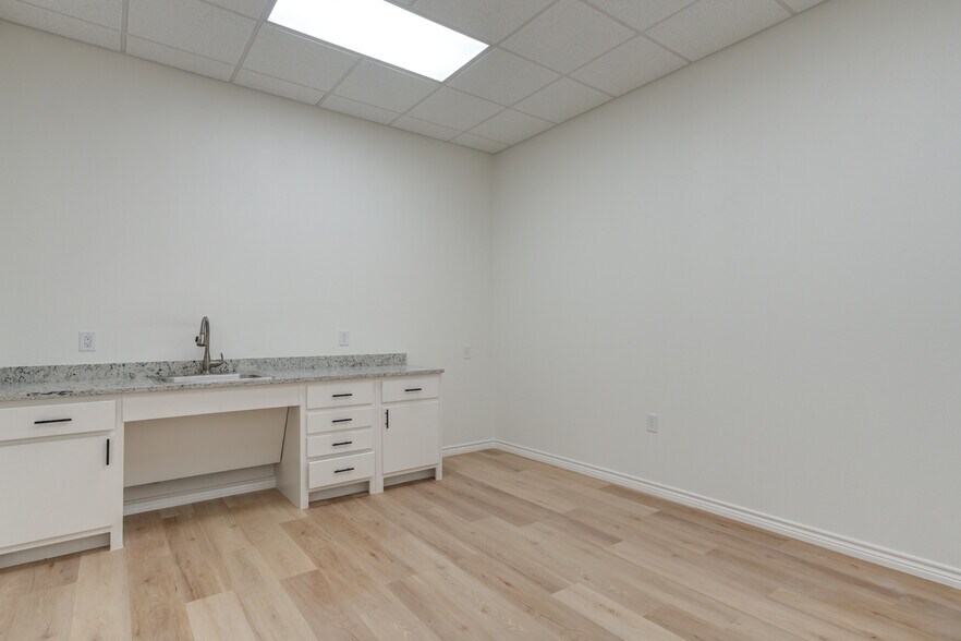 More Photos Of 9014 County Road 6820, Lubbock Distribution For Lease