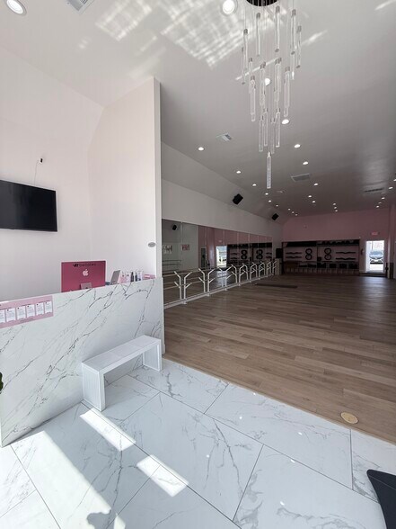 More Photos Of 1257-1261 N La Brea Ave, Los Angeles Freestanding For Lease