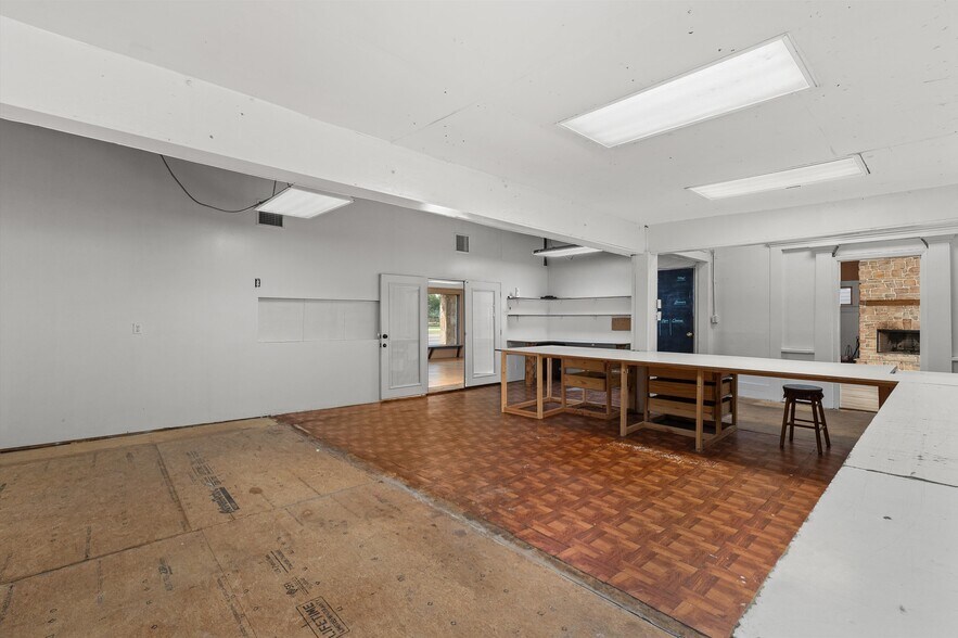 More Photos Of 605 E Broadway St, Jefferson General Retail For Sale