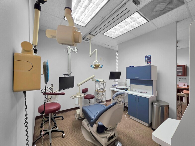 More Photos Of 6429 Fairmont Pky, Pasadena Office For Sale