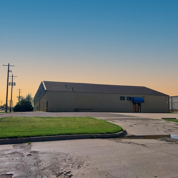 Primary Photo Of 2710 W Pawnee St, Wichita Manufacturing For Sale