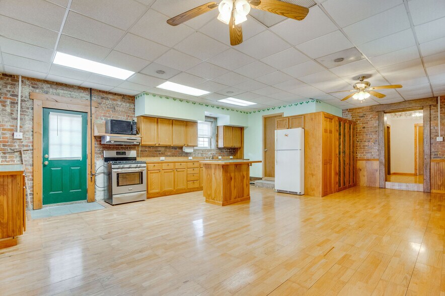 More Photos Of 201 N Wilmington St, Richlands General Retail For Sale