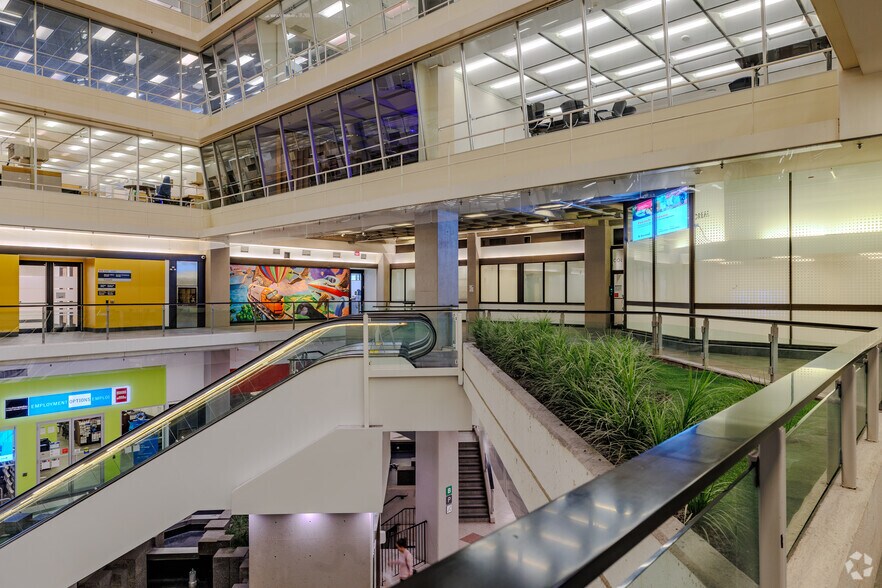 More Photos Of 120 King St W, Hamilton Office For Lease