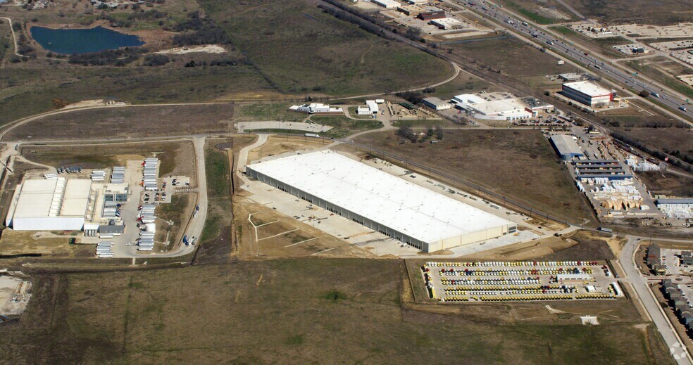 More Photos Of 3101 W Oak St, Denton Distribution For Lease