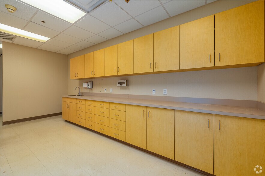 More Photos Of 2900 S National Ave, Springfield Medical For Lease