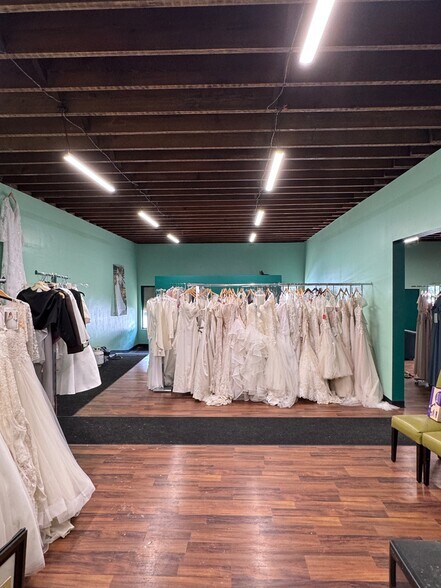 More Photos Of 414 5th St, Illiopolis General Retail For Sale