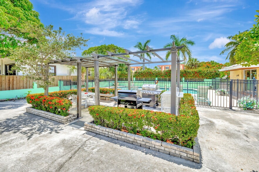 More Photos Of 320 N Federal Hwy, Lake Worth Hotel For Sale