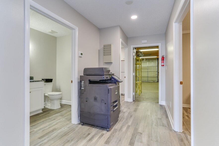 More Photos Of 1222 Executive Blvd, Chesapeake Showroom For Lease