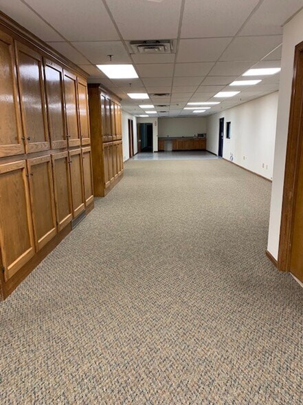 More Photos Of 6111-6117 Maxtown Rd, Westerville Warehouse For Lease