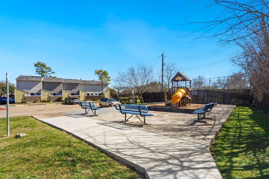 More Photos Of 8600 S Course Dr, Houston Apartments For Sale