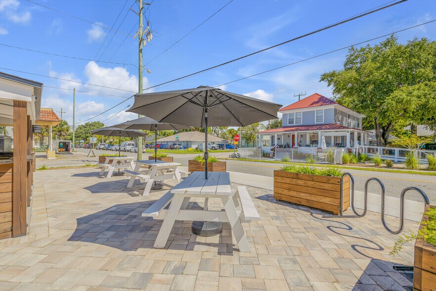 More Photos Of 218 N Orange St, New Smyrna Beach Freestanding For Sale