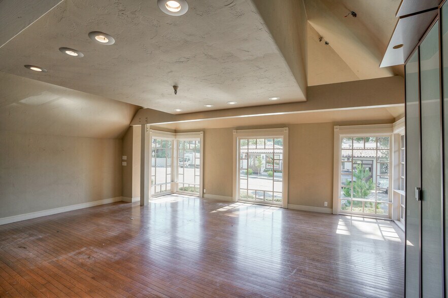 More Photos Of San Carlos St, Carmel Storefront Retail Office For Lease