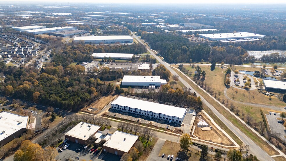 More Photos Of 11101 Park Charlotte Blvd, Charlotte Warehouse For Lease