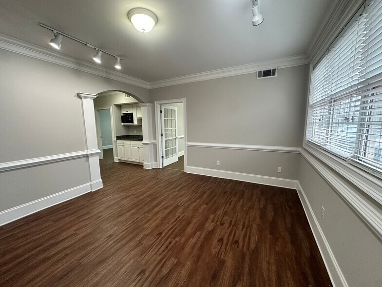 More Photos Of 327 Dahlonega St, Cumming Medical For Sale