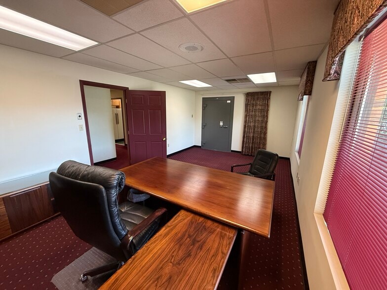 More Photos Of 403 Chatham Sq, Fredericksburg Office For Sale
